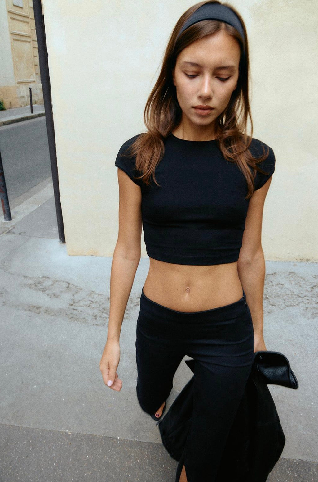 Top básico cropped negro