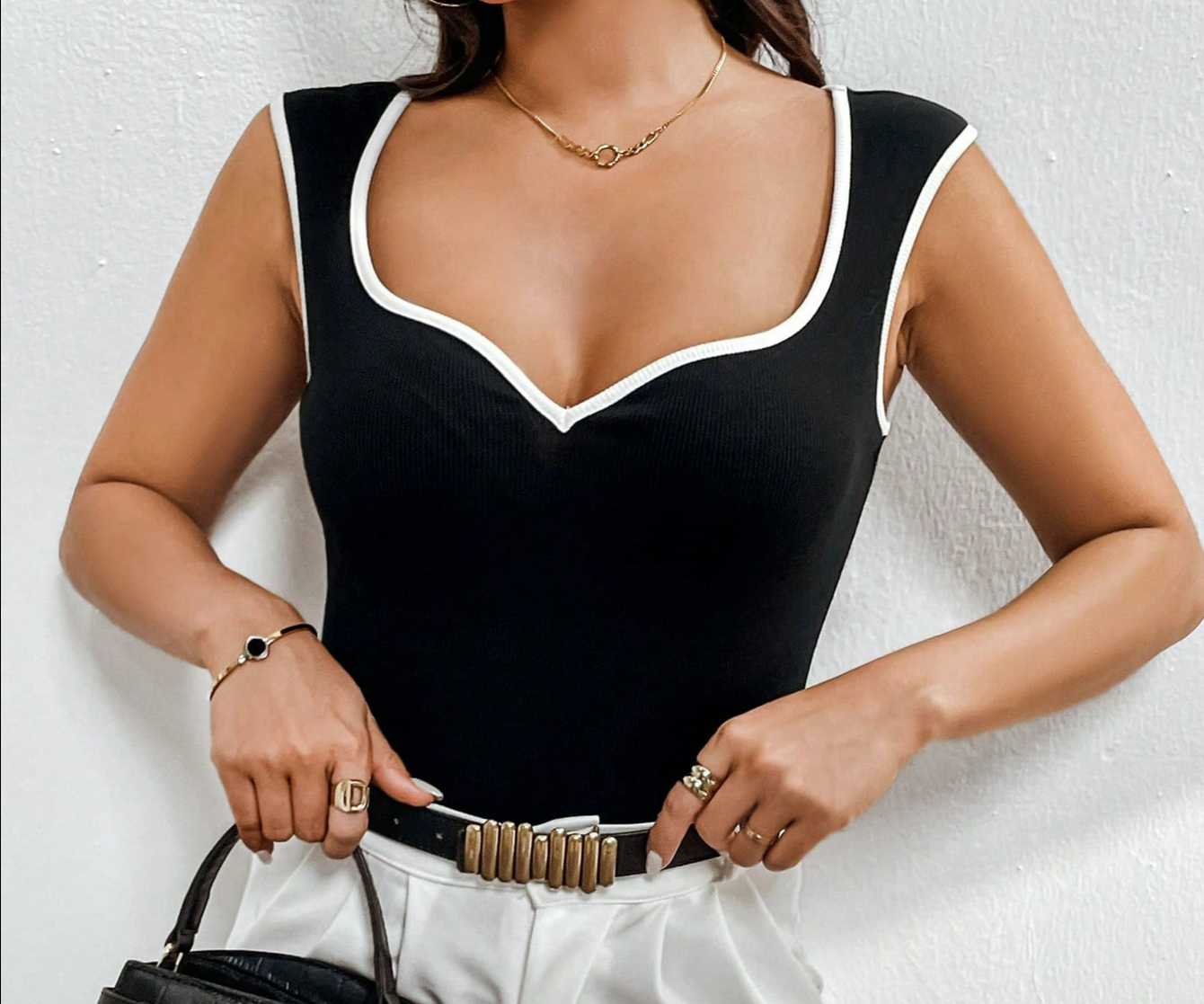 Top negro con bordes blancos